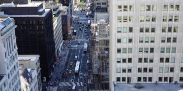 US Economic Forecast: Experts Project 2.5% Growth Next Quarter - Cover Image